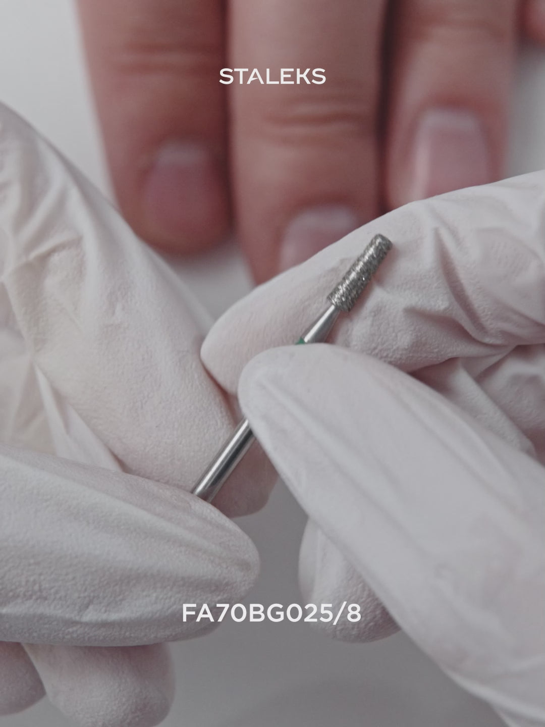 Įkelti vaizdo įrašą: STALEKS EXPERT Deimantinė DUO freza „kūgis“ mėlyna-žalia, skersmuo 2,5 mm, darbinė dalis 8 mm