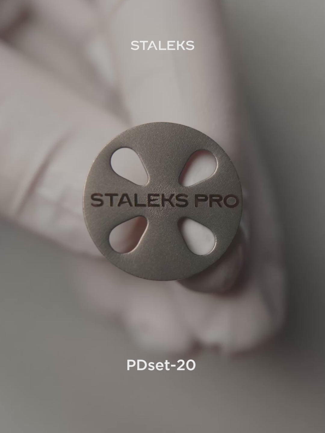 Load Video: STALEKS EXPERT PODODISC M Pedicure disc with disposable files, 180 grit, 20 mm (5 pcs)