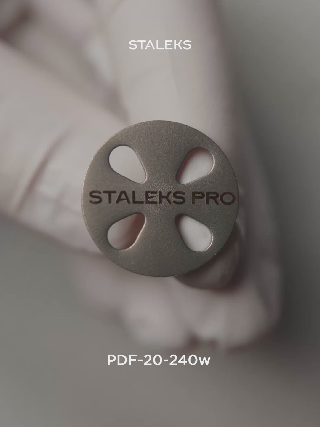 Carica video: STALEKS EXPERT 20 PODODISC M Lime adesive per disco pedicure, grana 240, 20 mm (50 pz)